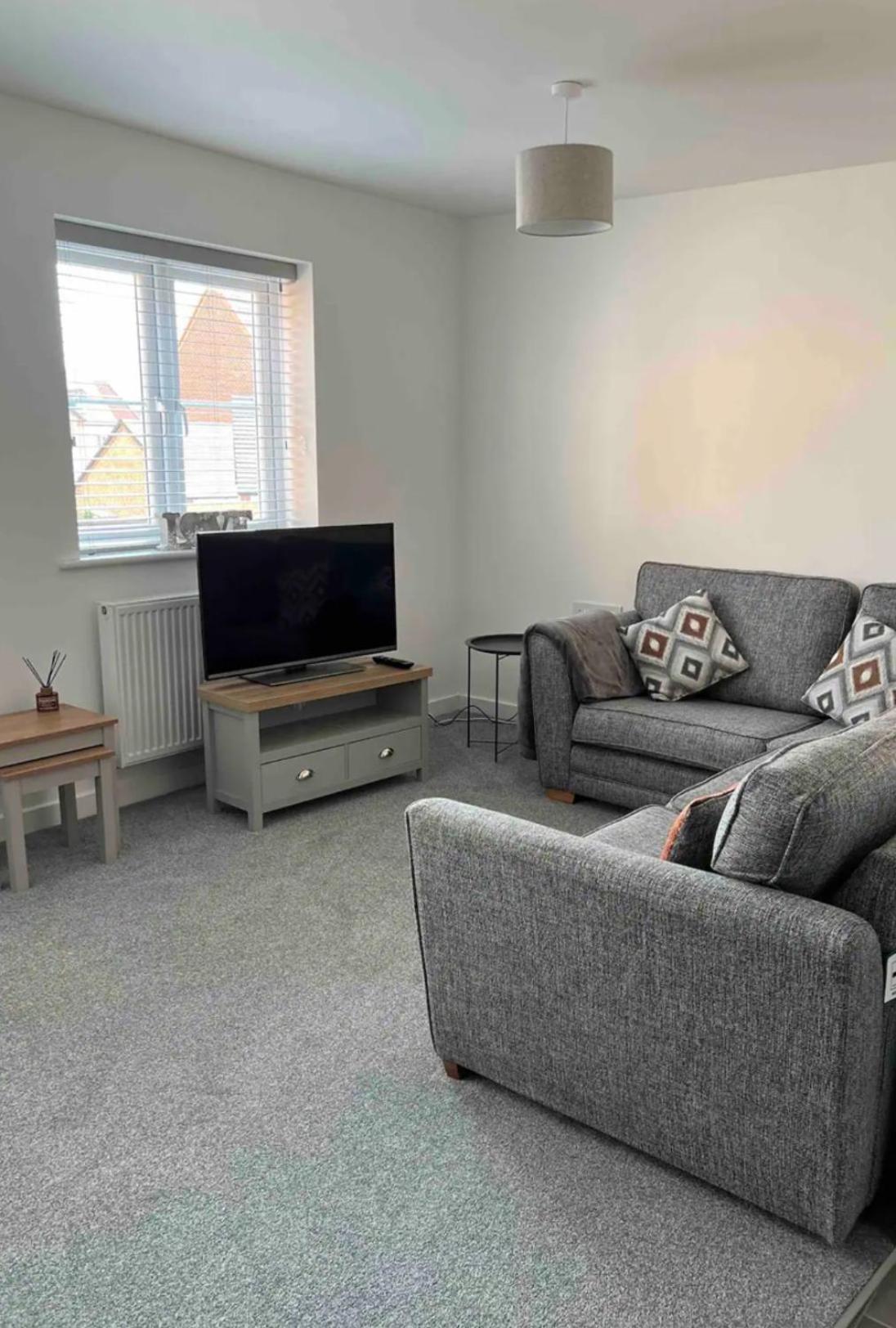Apartment Whole House Modern Detached 2 Bedroom Coach House In
