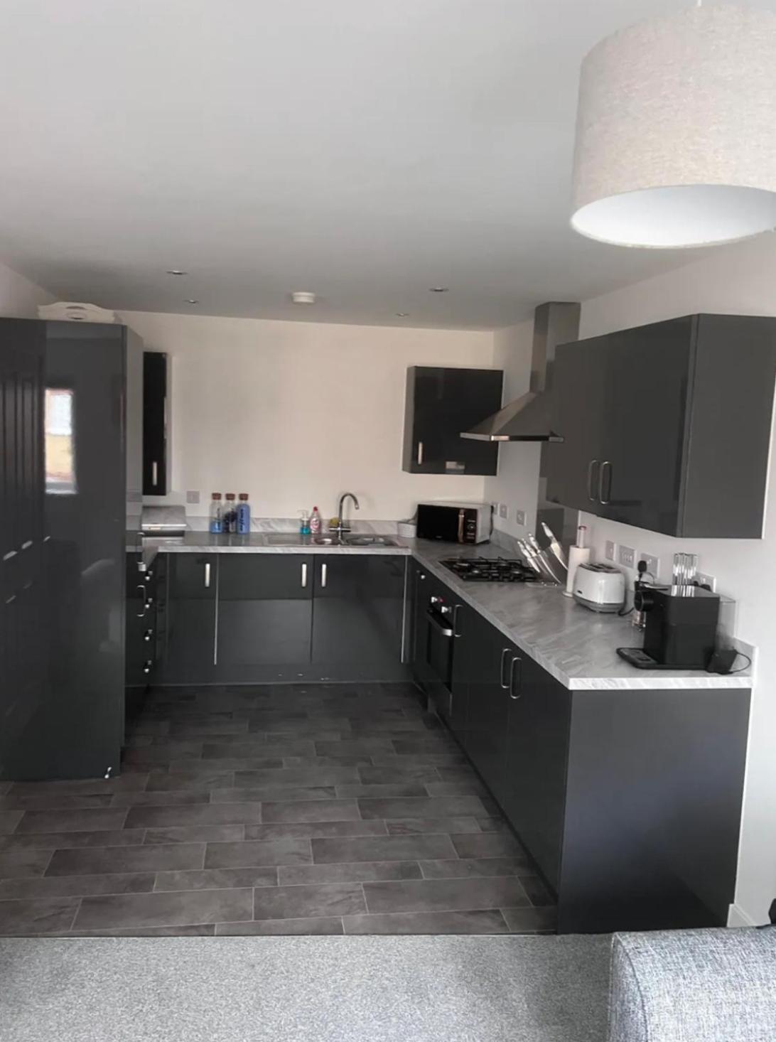 Whole House Modern Detached 2 Bedroom Coach House In Apartment *