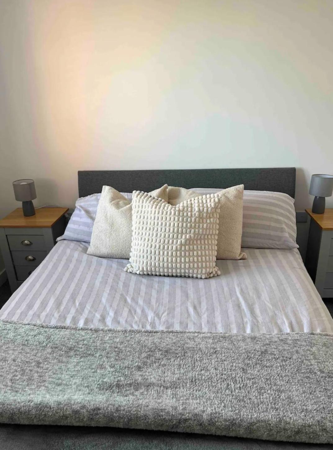 Apartment Whole House Modern Detached 2 Bedroom Coach House In