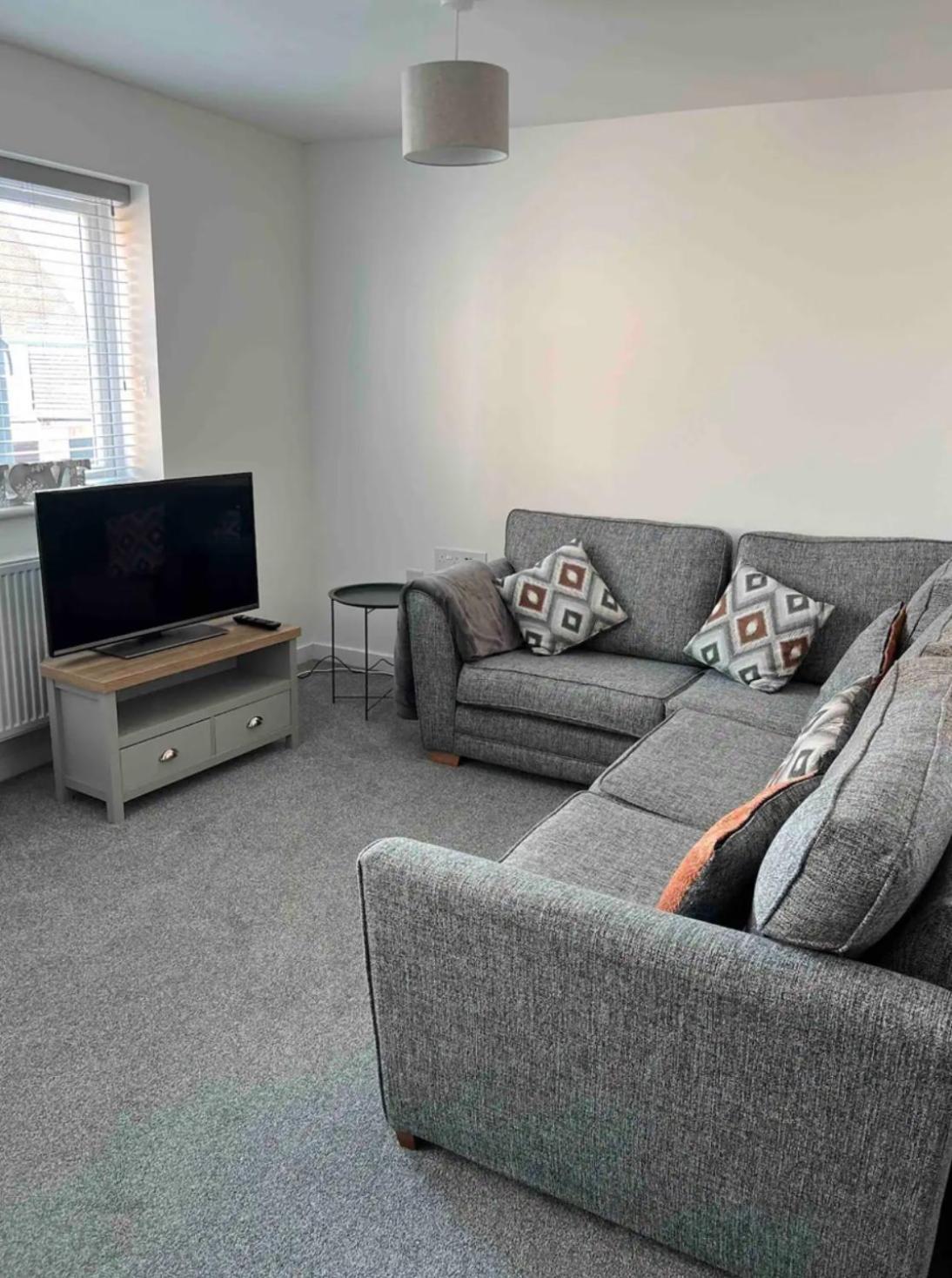 Whole House Modern Detached 2 Bedroom Coach House In Apartment *